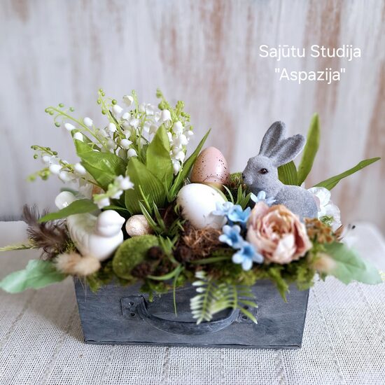 Lieldienu dekors ar maijpuķītēm