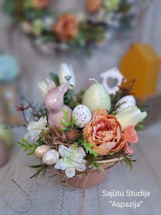 Lieldienu dekors maigos persiktoņos ar zaķīti