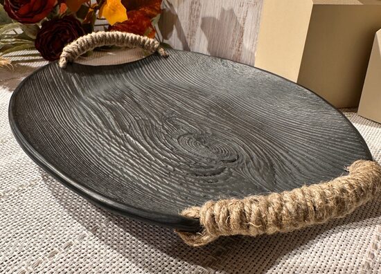 Māla trauks ar džutas rokturiem koka rakstā