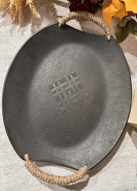 Māla trauks ar džutas rokturiem un akas zīmi