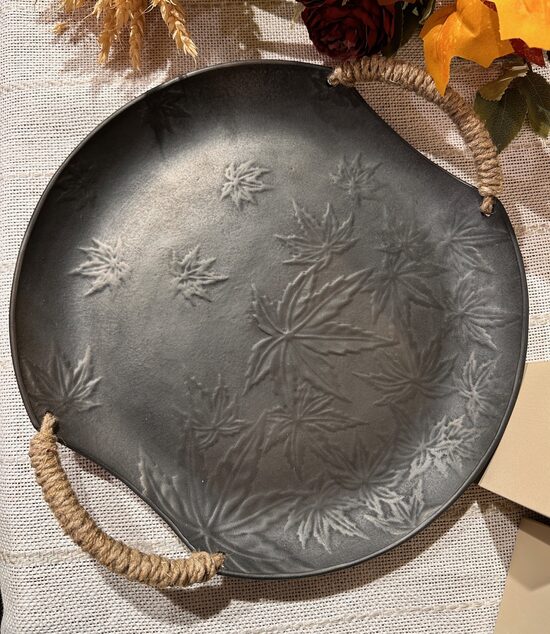 Māla trauks ar džutas rokturiem un lapiņu rakstu