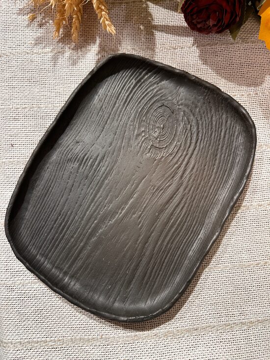 Uzkodu trauks ar koka rakstu