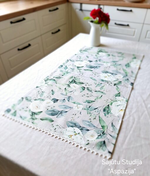 Celiņš ar ziedu motīviem minta tonī