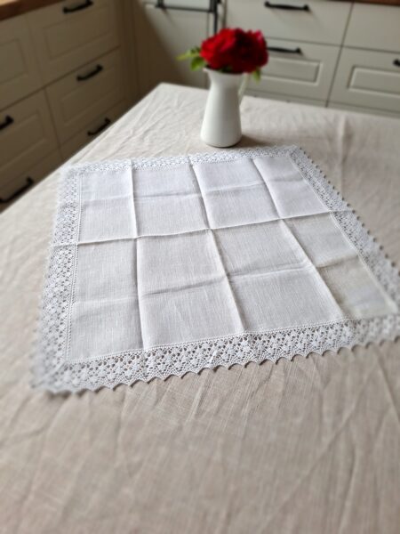 Galdauts Pienbalts ar mežģīni