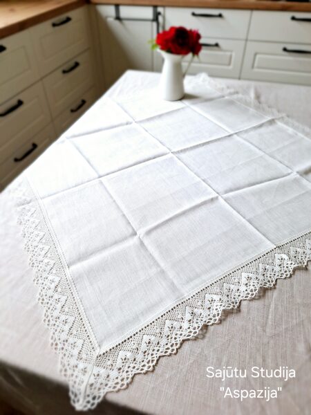 Galdauts Pienbalts ar mežģīni