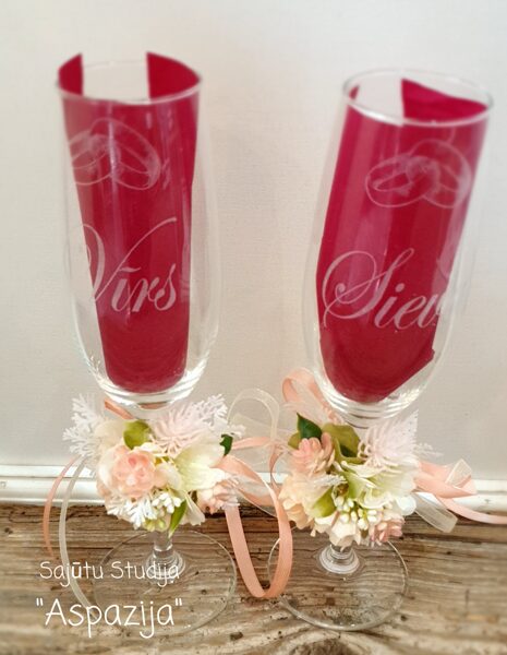Glāžu dekori ar maigi rozā ziediem