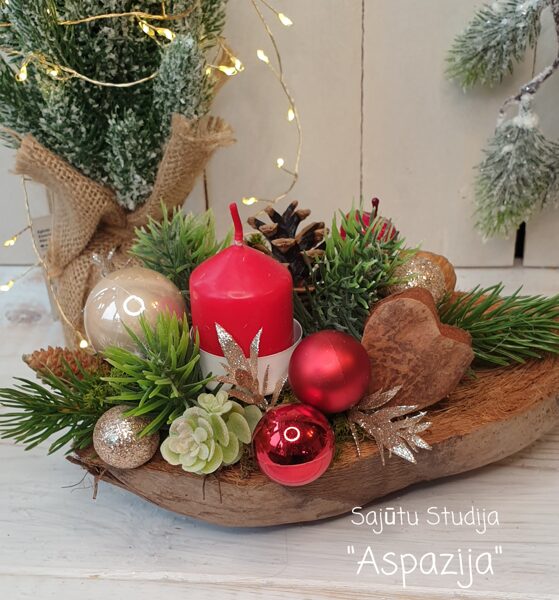 Ziemassvētku kompozīcija ar sarkanu sveci 