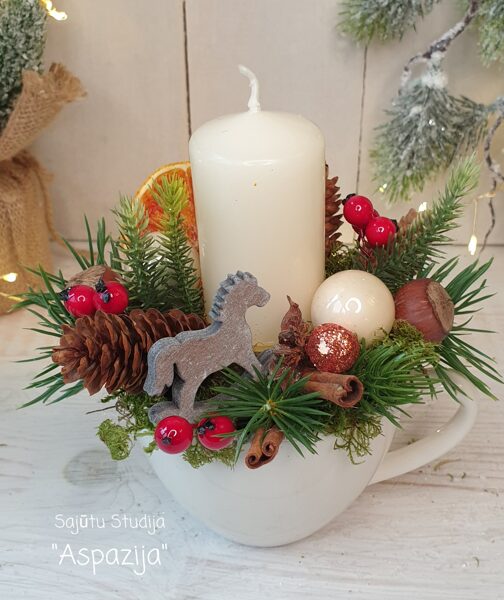 Ziemassvētku kompozīcija ar zirdziņu un baltu sveci