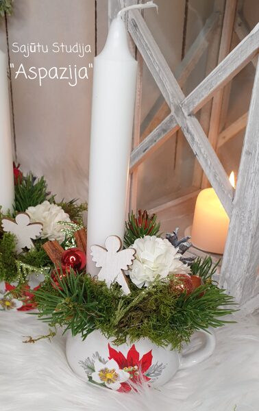 Mazā Ziemassvētku kompozīcija ar baltu sveci