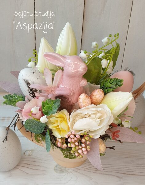 Lieldienu dekors maigos pasteļtoņos ar zaķīti