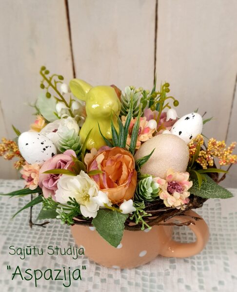 Lieldienu dekors ar zaķīti maigos persika toņos