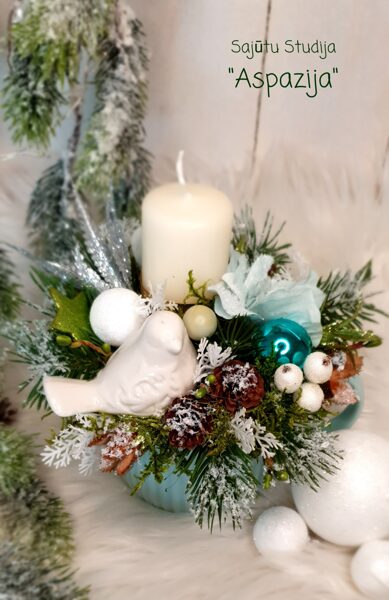 Ziemassvētku kompozīcija ar baltu putniņu