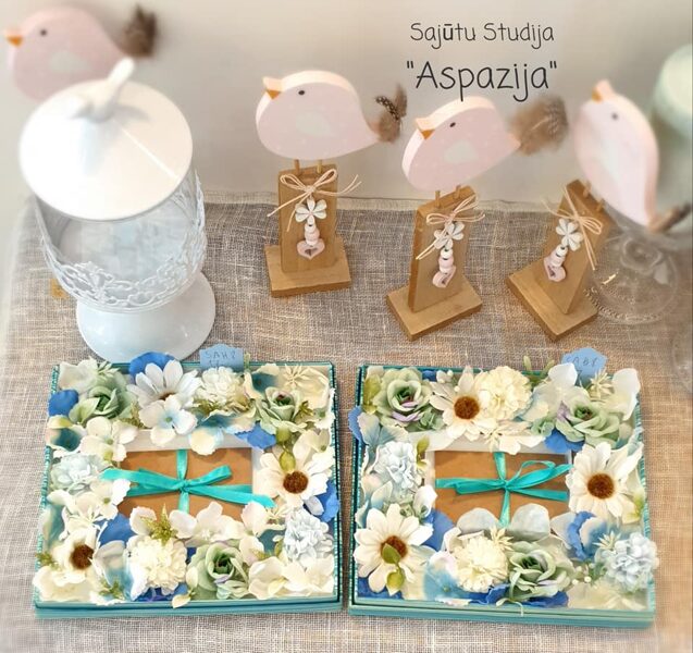 Ziedu kārba ar ziliem ziediņiem