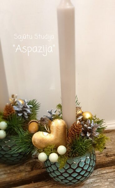 Mazā Ziemassvētku kompozīcija ar Zelta Sirdi