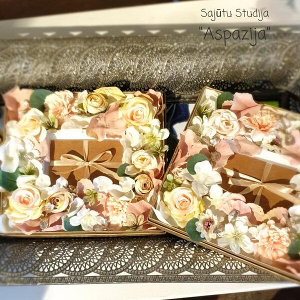 Ziedu kārba ar rozā ziediņiem